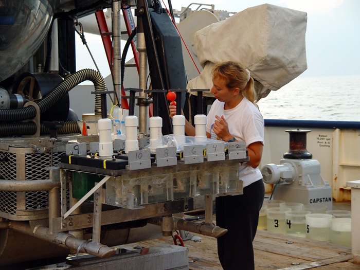 Sampling Lophelia in the Gulf of Mexico. © USGS/Christina Kellogg